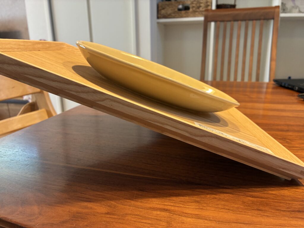 ニトリの枠付きすべりにくい木製トレー 35×25cm 斜め