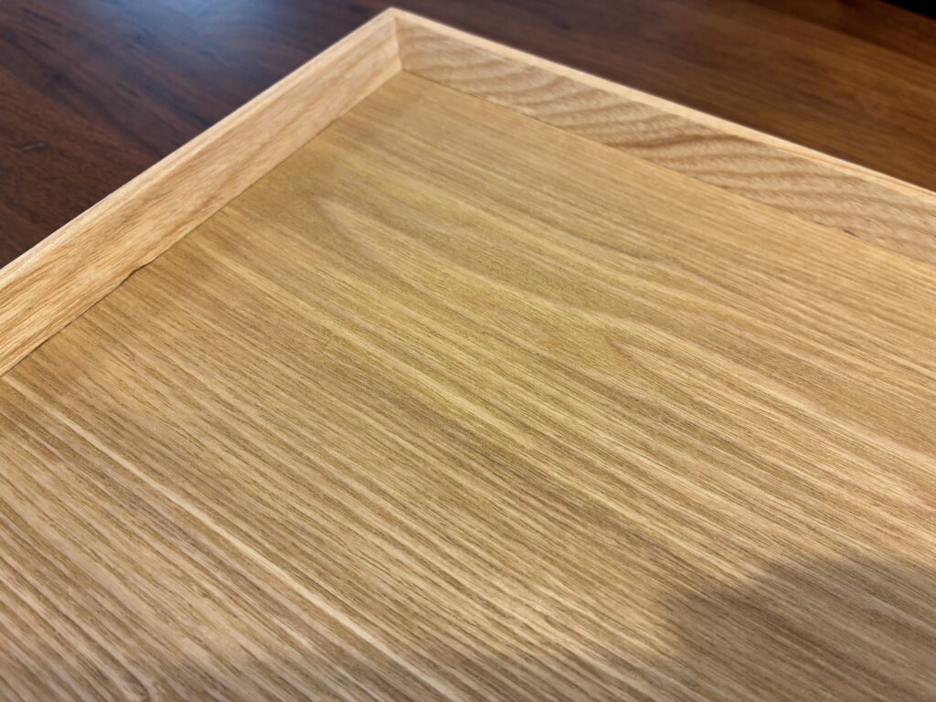 ニトリの枠付きすべりにくい木製トレー 35×25cm 角の部分