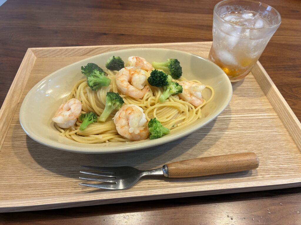 ニトリの枠付きすべりにくい木製トレー 35×25cm パスタをのせてみた