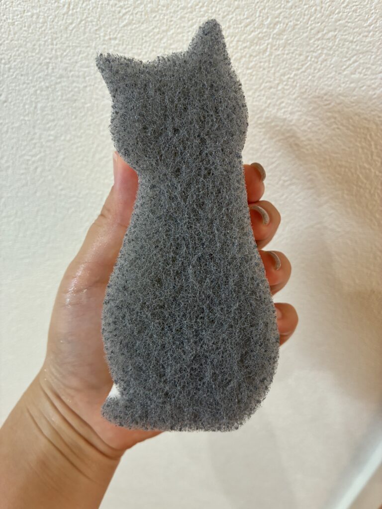 KEYUCA「socio 抗菌スポンジ ネコ」手に持った写真
