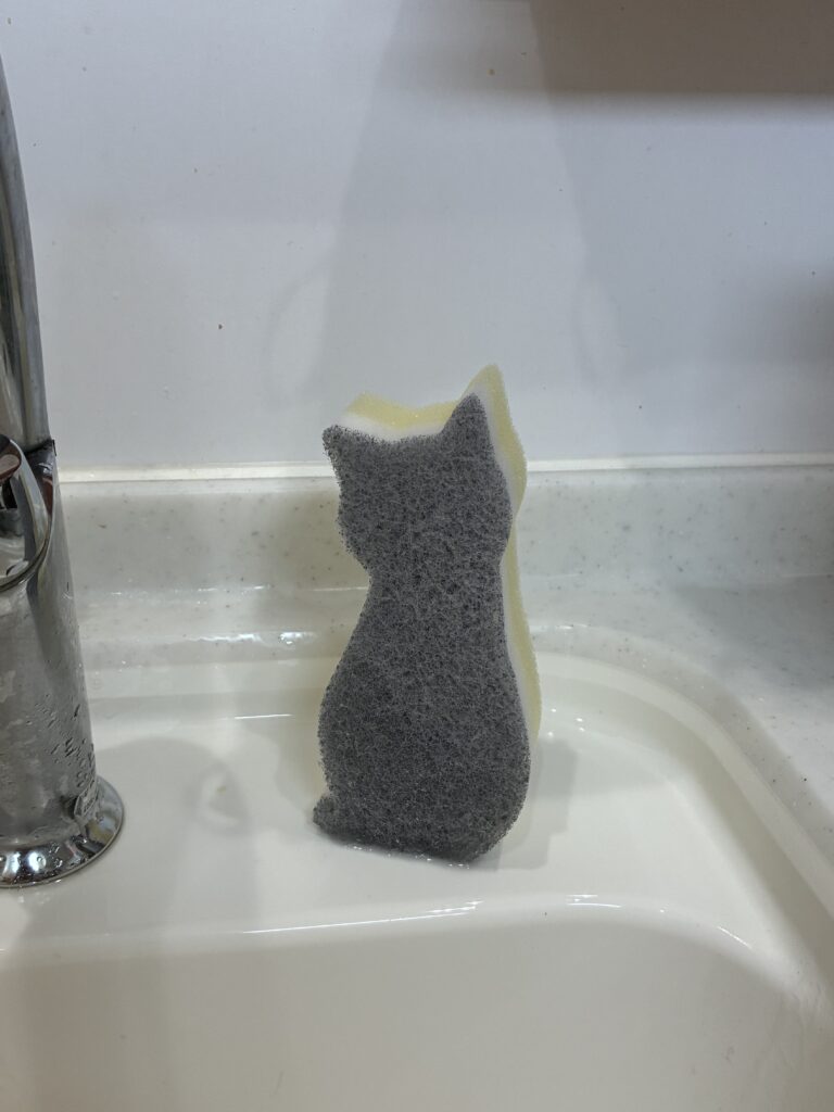 KEYUCA「socio 抗菌スポンジ ネコ」シンクに置いてみた写真