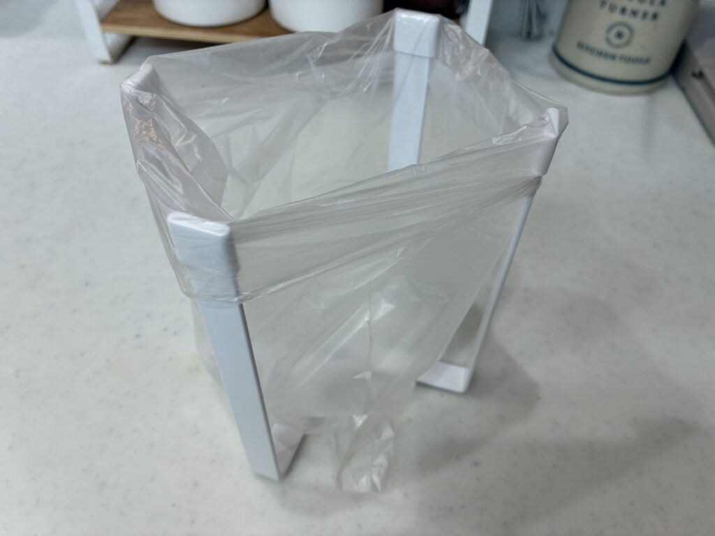 ポリ袋エコホルダー FLAT(WH)袋をかけたところ