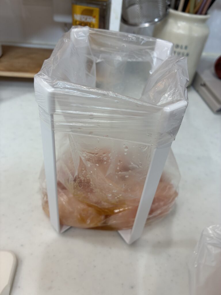 ポリ袋エコホルダー FLAT(WH)下味冷凍に使っているところ